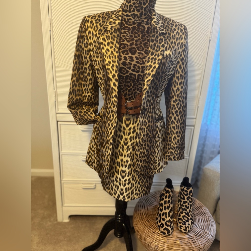 CACH’E two piece, leopard print skirt suit jacket size 6 skirt size 2